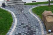 Betonsteinpflaster von U. Bach Gartenbau - Landschaftsbau - Troisdorf