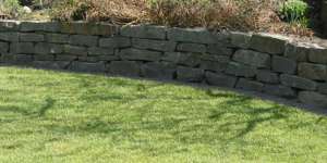 Natursteinmauer von U. Bach Gartenbau - Landschaftsbau - Troisdorf