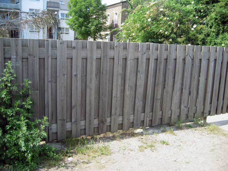 Holzzaun als Sichtschutz im Garten - U. Bach Gartenbau Landschaftsbau